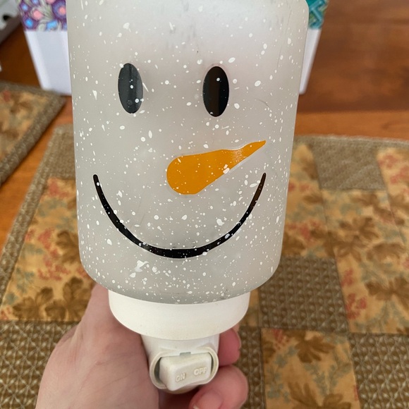 2 Scentsy plug in warmers - Picture 3 of 3